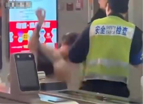 海顺优配 深圳地铁一女子拒绝安检，用手提包追打安检员后被制服，警方：已行拘